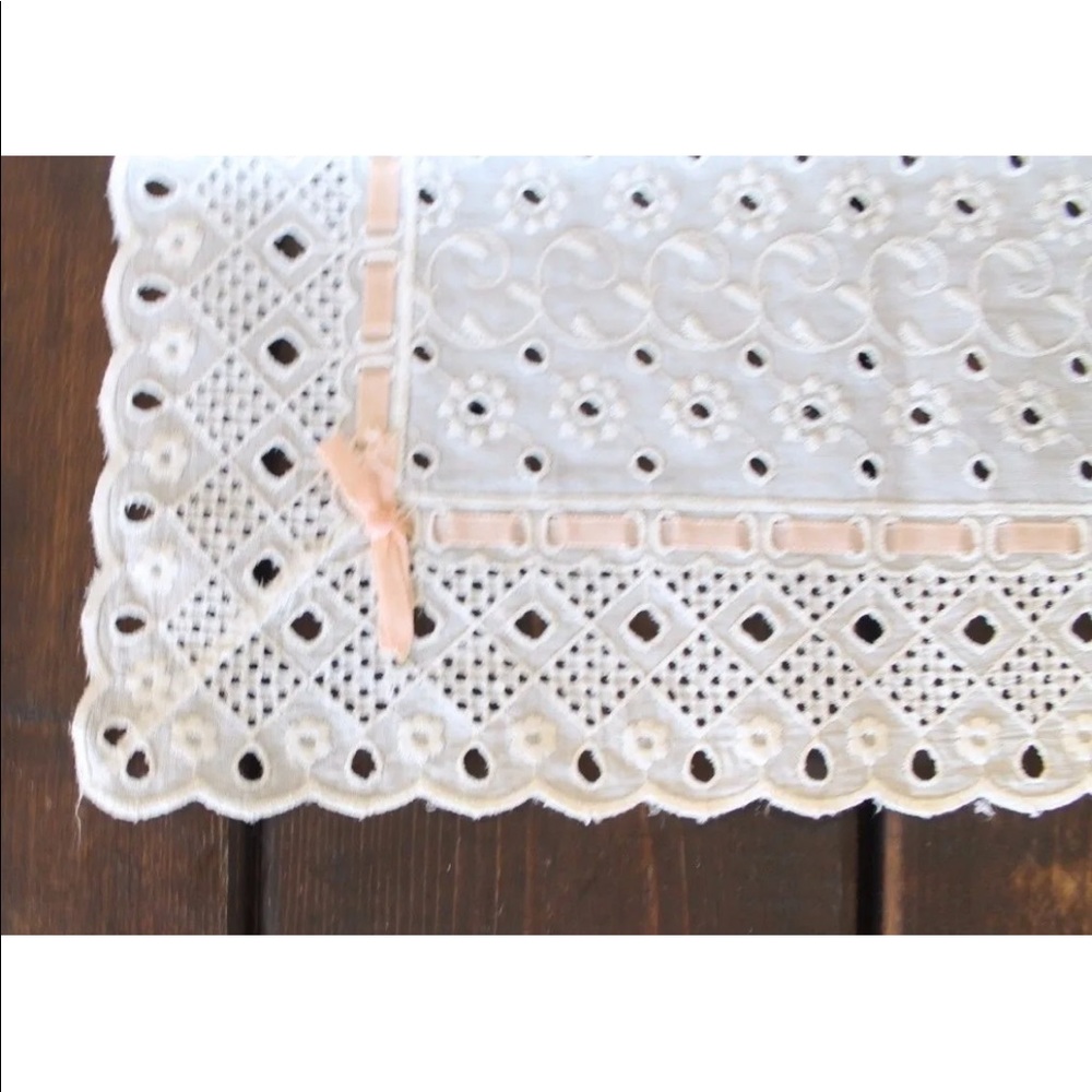 VTG white Rectangular Linen  Dolly Table Runner  22.8x12.75 eyelet Embroidered